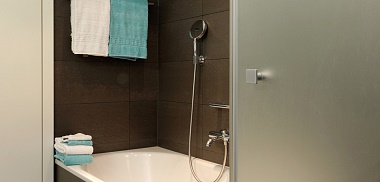 zermatt_parrot_ferienwohnung_apartment_bad_badewanne_wc